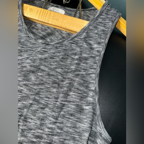 On The Byas women’s Heathered Grey & Black Scoop Hem tank top Size Medium EUC - Picture 3 of 4
